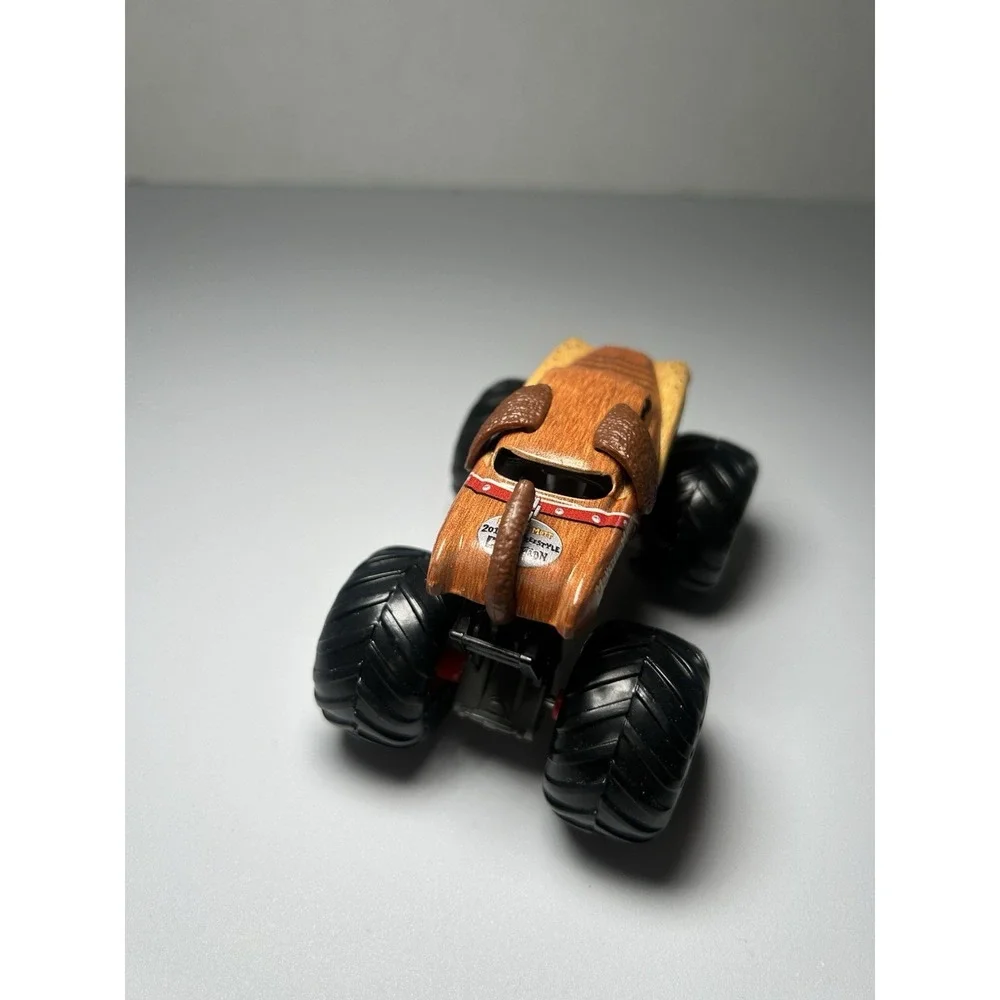 Hot‎ Wheels Monster Jam Mutt Red Tongue Brown Dog 2010 Freestyle Champion Rare